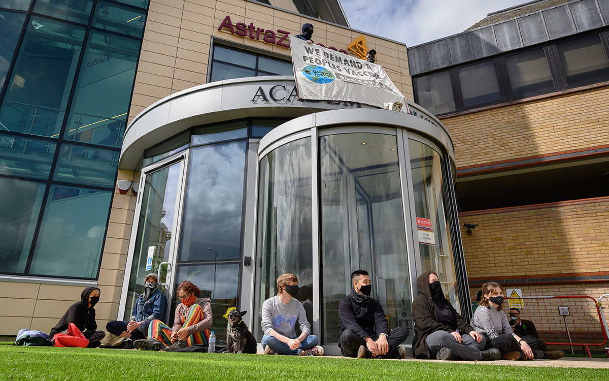В Кембридже активисты забаррикадировали вход в компанию AstraZeneca