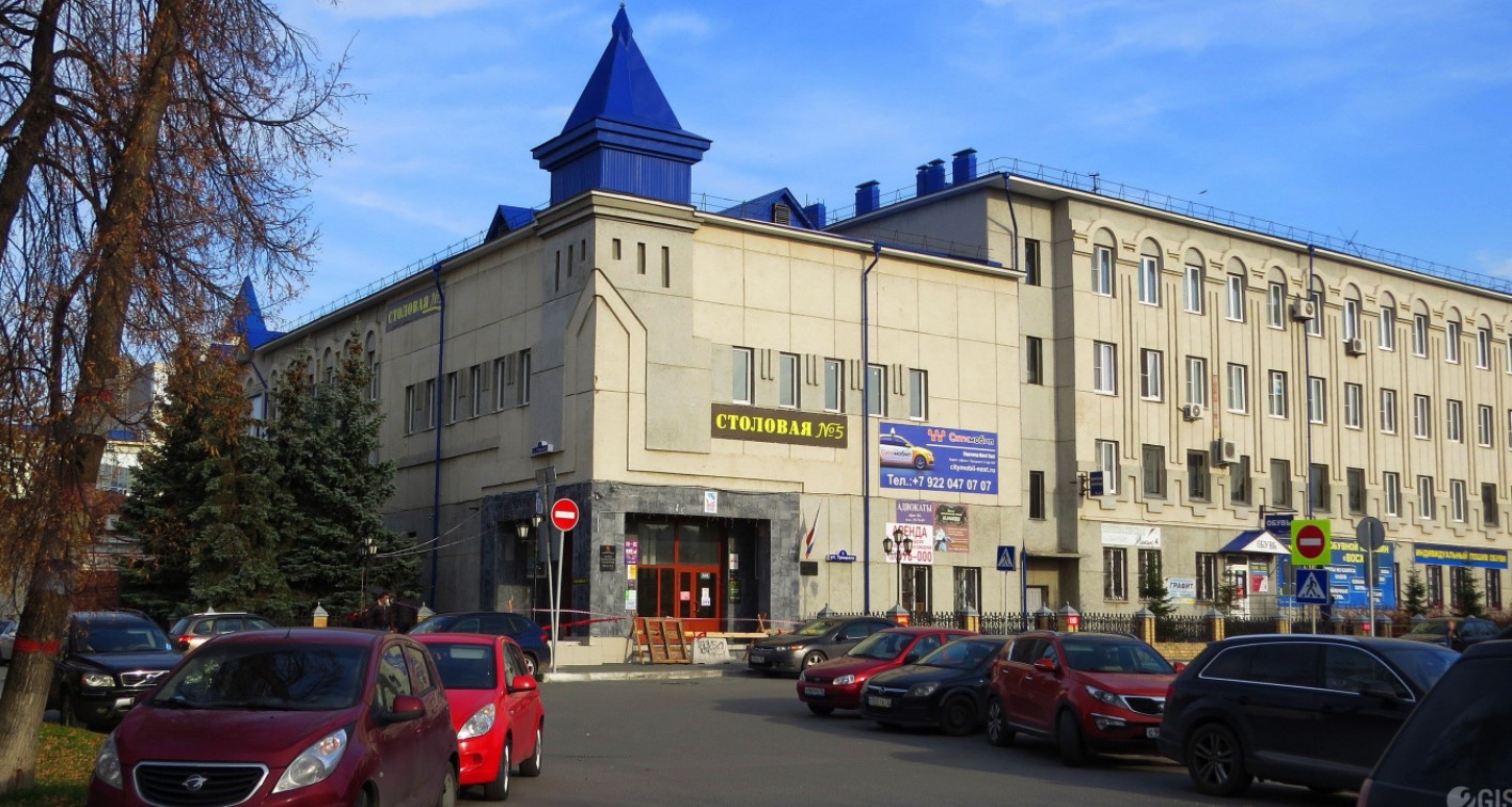 Здание расположено на ул. Урицкого