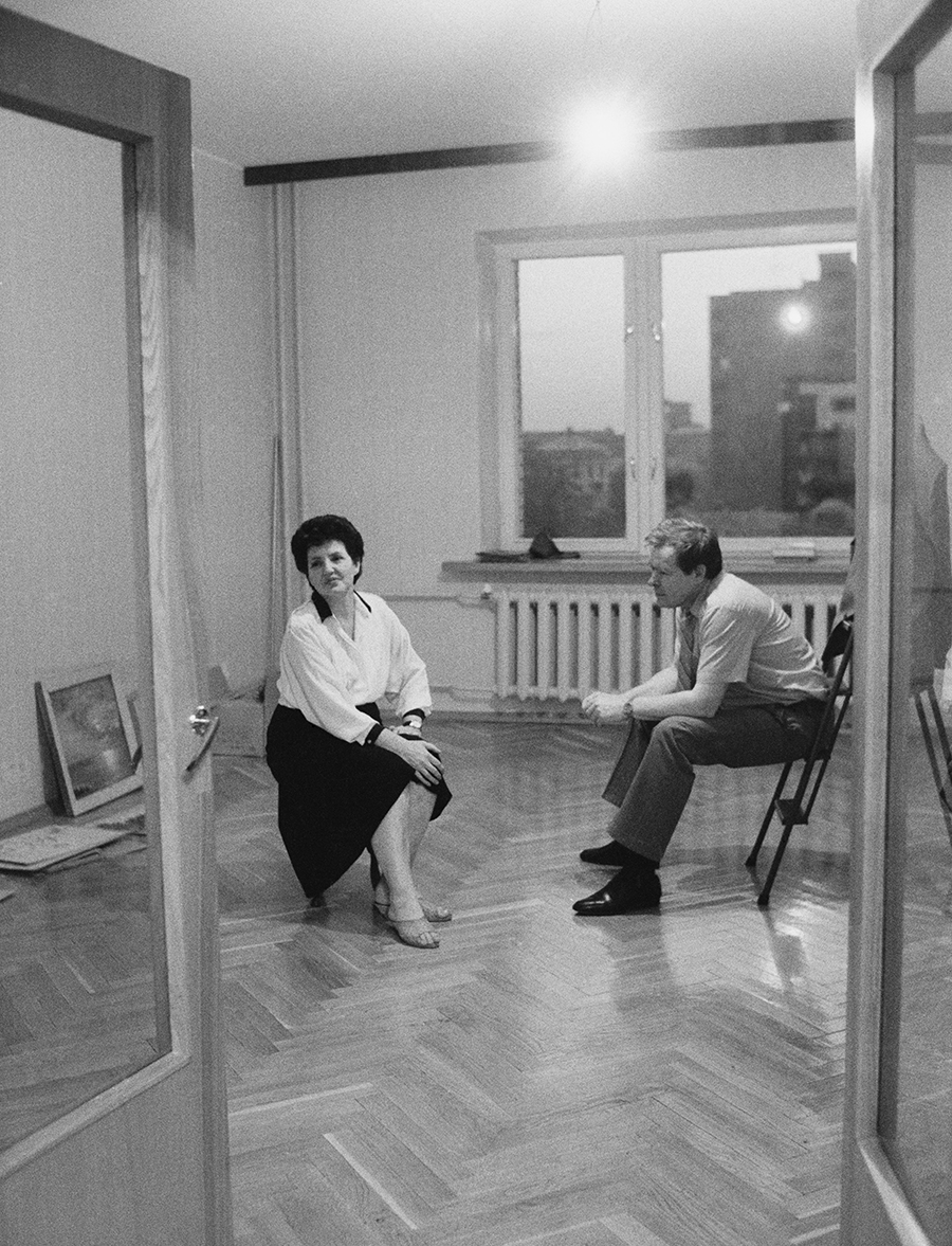 Вадим Викторович Бакатин с женой в новой квартире, 1991 год