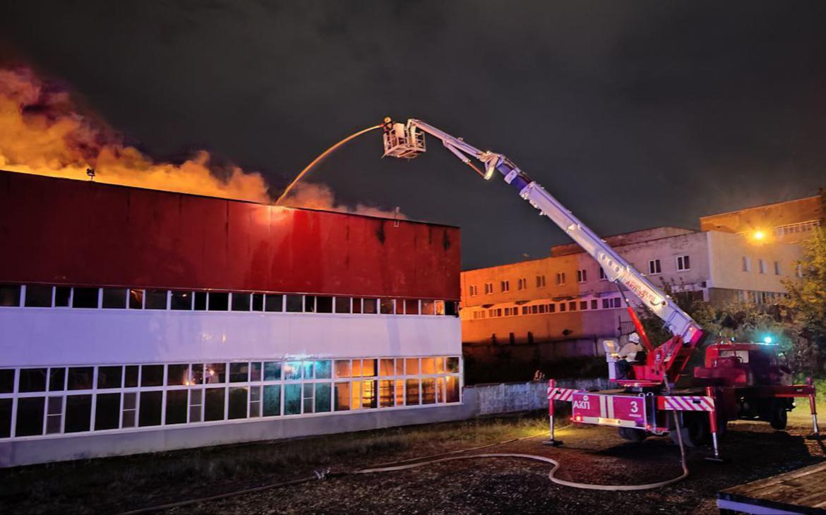 На лакокрасочном заводе в Ижевске возник пожар на площади 5 тыс. кв. м