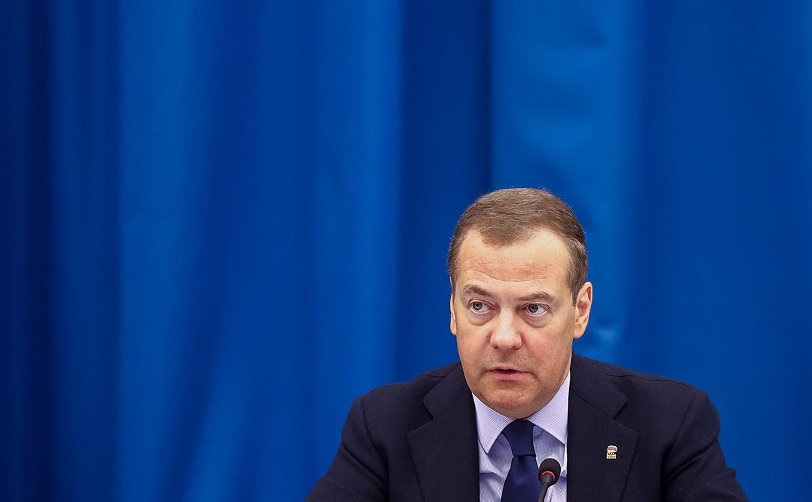 Медведев призвал вбить гвоздь в крышку гроба неоколониализма"/>













