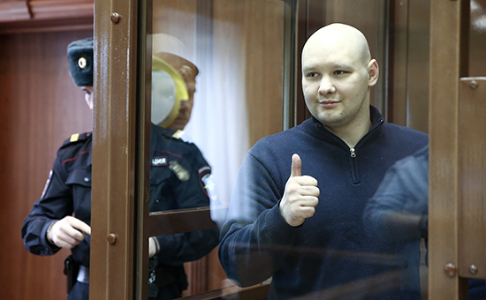 Националист Даниил Константинов, обвиняемый в убийстве Алексея Темникова перед рассмотрением жалобы на его арест в Мосгорсуде. 3 марта 2014 г.