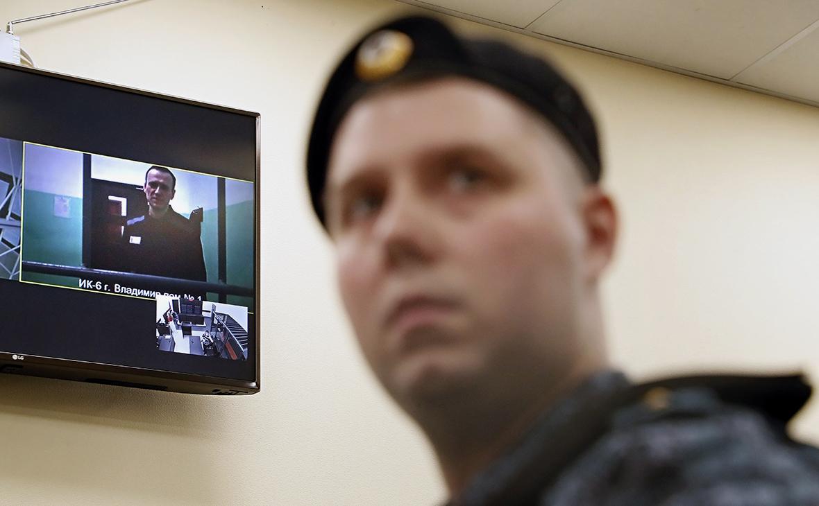 Алексей Навальный (слева на экране)