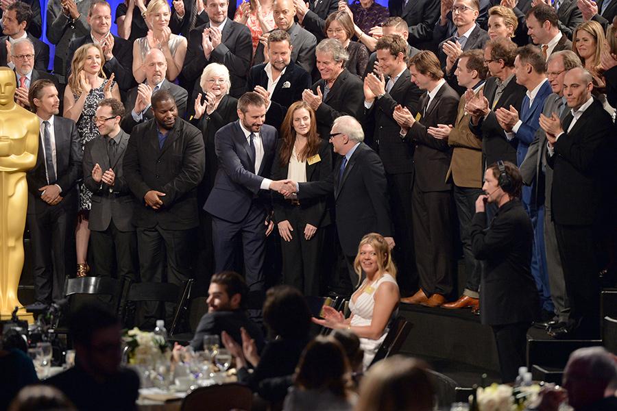 Коллеги аплодируют Мартину Скорсезе (в центре) на торжественном обеде номинантов премии &laquo;Оскар&raquo;, 2014 год