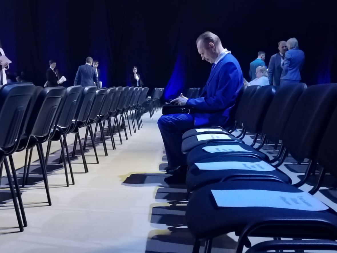 К 12:00 по мск зал&nbsp;&laquo;ДонЭкспоцентра&raquo;, где пройдет основная часть форума, почти что пустой&nbsp;&mdash; вся деловая часть начнется в 13:00.&nbsp;Большая часть гостей в ожидании мероприятия проводит время за фуршетом в соседней локации.