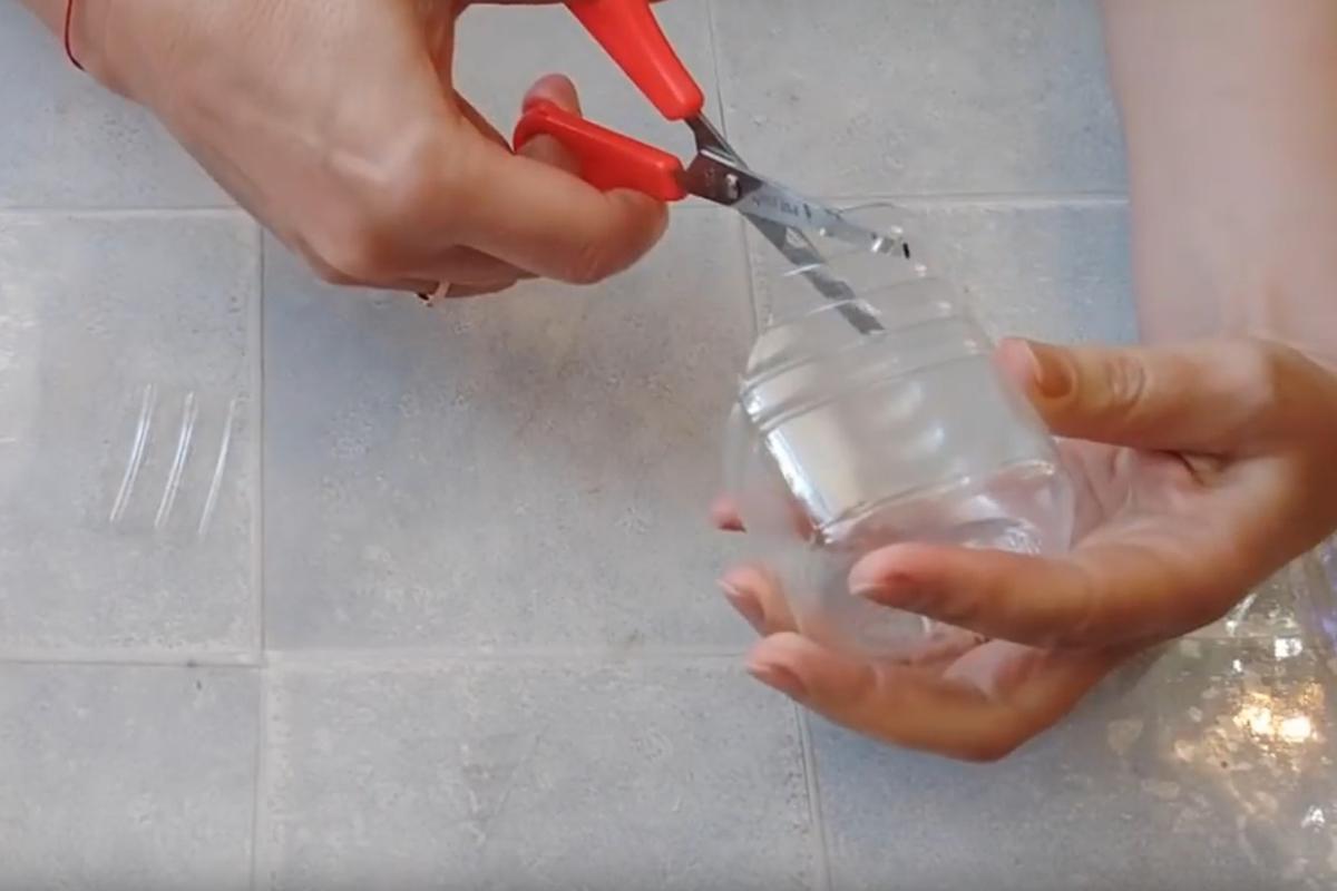 Как сделать новогодний домик из пластиковой бутылки