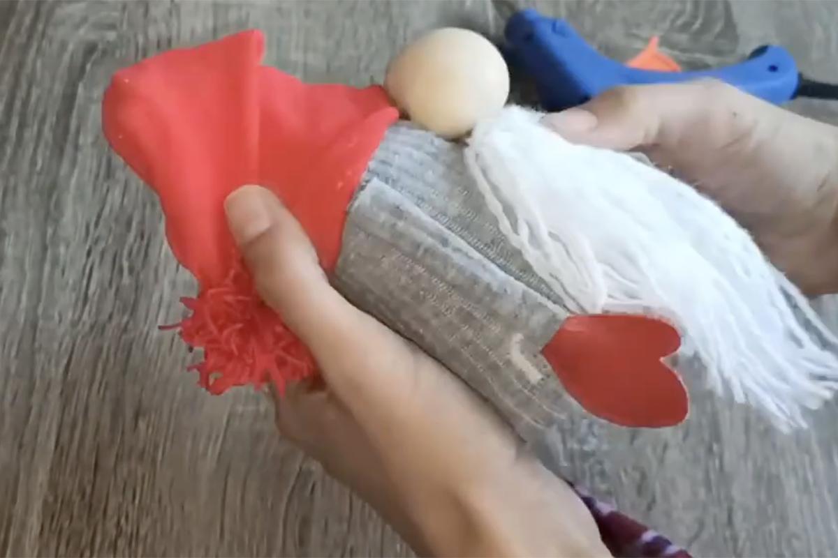 Как сделать новогоднего гнома из носков