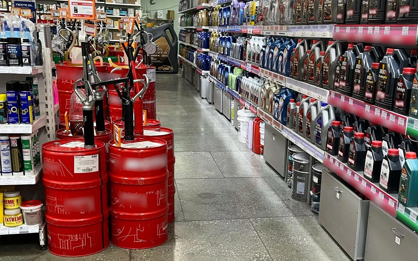 Запечатанное в канистре&nbsp;моторное масло может стоять три&mdash;пять лет (обычно срок годности указан на этикетке). Открытое не теряет свойств до года &mdash; при условии хранения в темном месте и при комнатной температуре