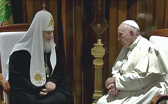 Патриарх Кирилл (слева) и папа римский&nbsp;