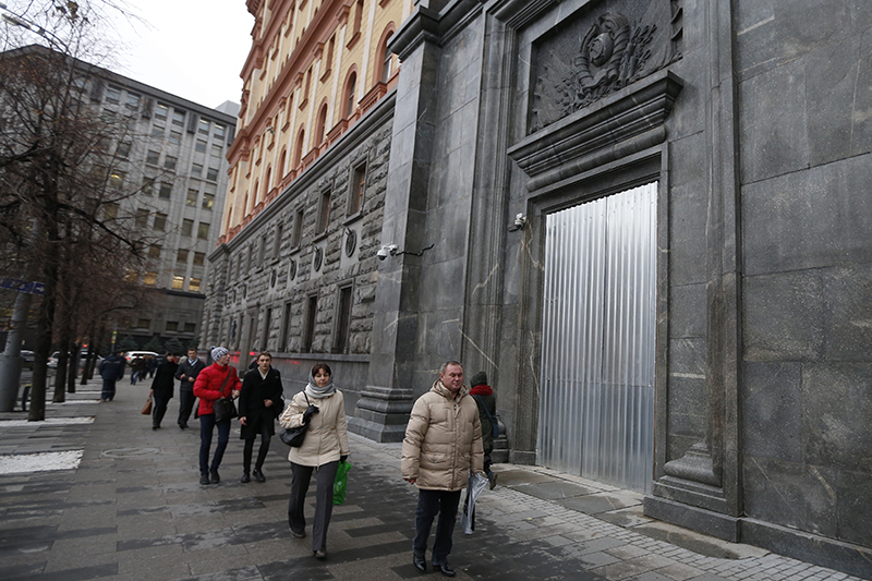 Дверь управления ФСБ на Лубянке закрыли металлическими листами после акции Петра Павленского. Фото: ноябрь 2015 г.