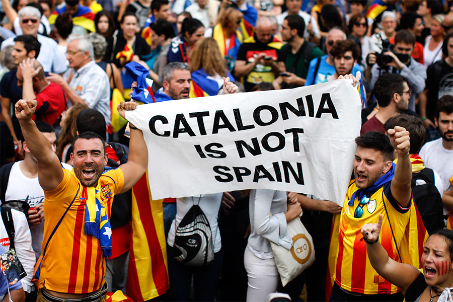 Практически одновременно сенат Испании начал рассматривать вопрос о применении против Каталонии 155-й статьи Конституции, которая позволяет лишить регион автономии.

На фото: надпись на плакате &laquo;Каталония не Испания!&raquo;

