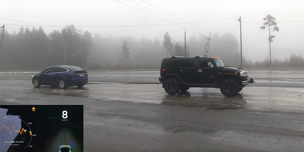 Видео: Tesla Model X и Hummer посоревновались в перетягивании каната