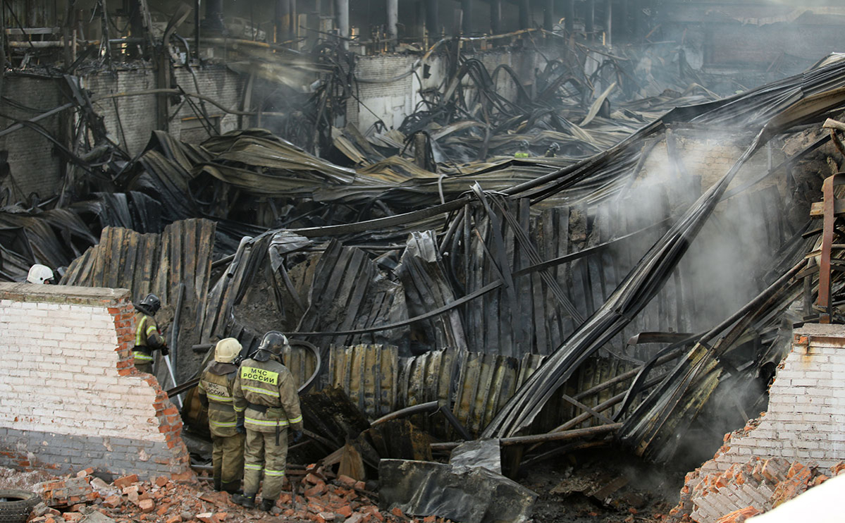 Сотрудники МЧС РФ на месте пожара на складе автозапчастей