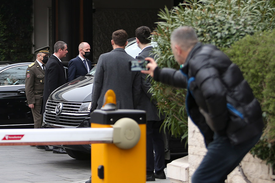 Члены украинской делегации выходят из отеля перед началом переговоров