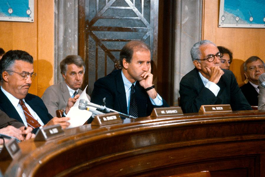 Сенатор США Пол Сарбейнс,&nbsp;сенатор США Джо Байден и сенатор США Клэйборн Пелл (слева направо),&nbsp;10 сентября 1987 года