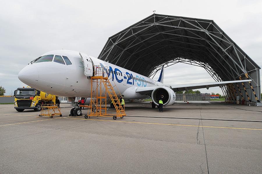 Авиалайнер МС-21-310 с двигателем ПД-14 перед началом испытаний на территории Летно-исследовательского института имени М.М. Громова в Жуковском