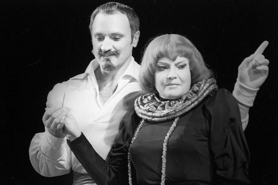 Татьяна Доронина и Борис Химичев в спектакле по пьесе Роберта Болта &laquo;Да здравствует королева, виват!&raquo; на сцене Московского академического театра имени В. Маяковского, 1979 год