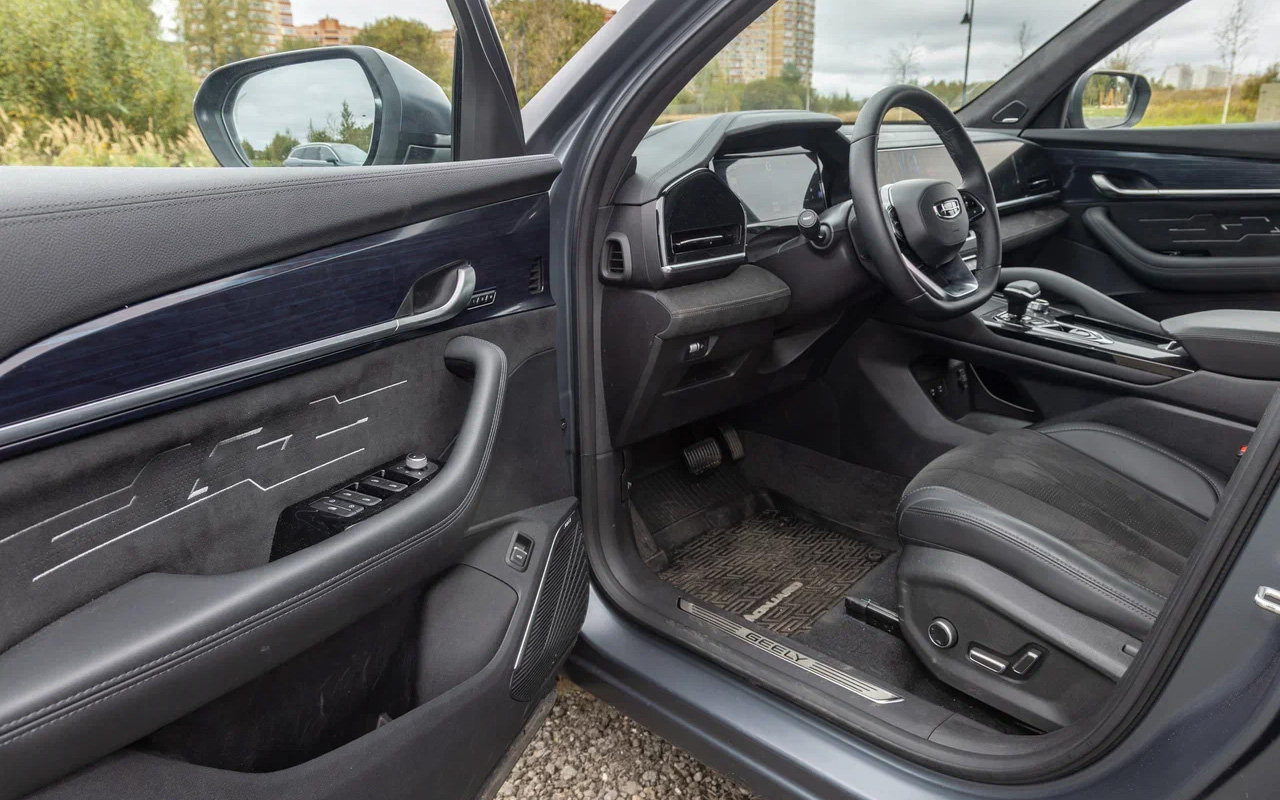 Дверные карты в Geely Monjaro функциональны, красивы и приятны на ощупь. Здесь все на своих местах