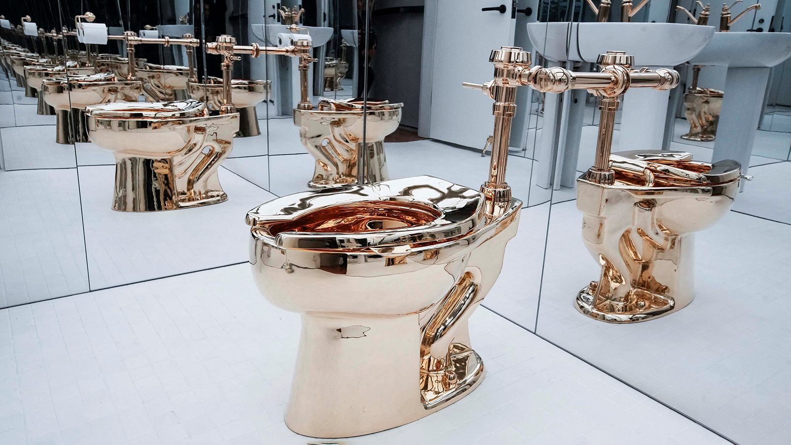 Золотой унитаз «Америка»