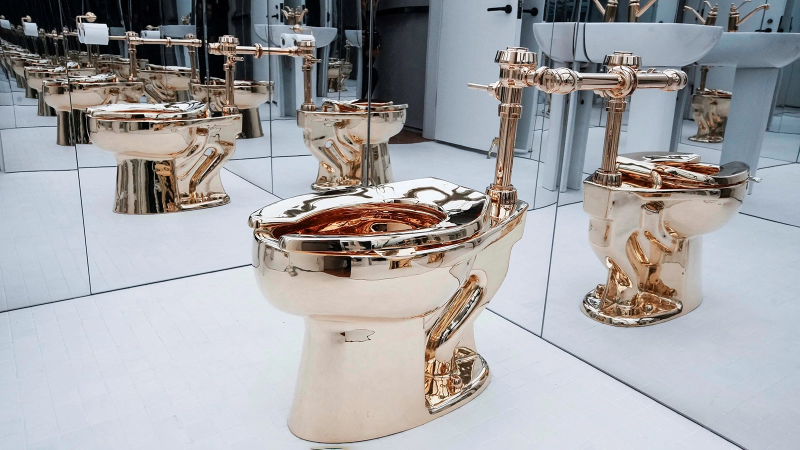 Золотой унитаз «Америка»