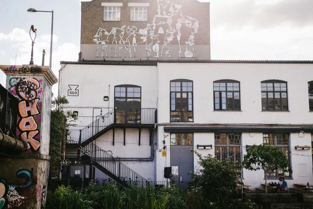 Бетон вместо паркета: почему ugly dining стал мощным трендом