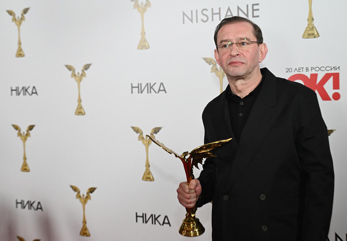 Лауреат 39-й национальной премии кинематографических искусств «Ника» в номинации «Лучшая мужская роль», актер фильма «Здесь был Юра» Константин Хабенский
