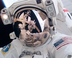 Астронавт шаттла Endeavour потеряла в космосе сумку с инструментами