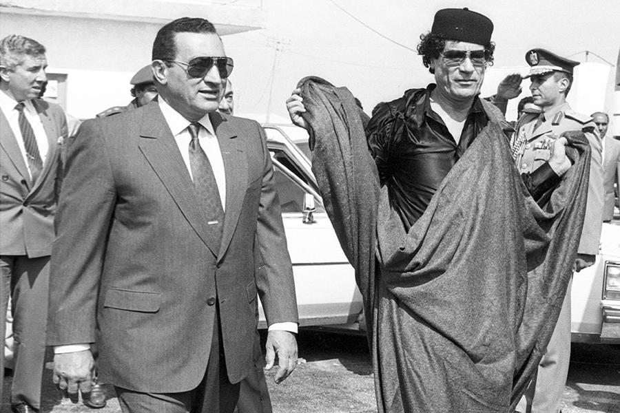 6 октября 1981 года во время военного парада Садат был убит исламистами, а сам Мубарак получил ранение в руку. 14 октября 1981 года он занял пост президента Египта и ввел в стране чрезвычайное положение.

На фото: президент Египта Хосни Мубарак и глава Ливии Муаммар Каддафи (справа)

