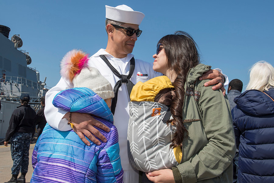 Прощание с семьей члена экипажа ракетного эскадренного миноносца &laquo;Балкли&raquo; (USS Bulkeley)
