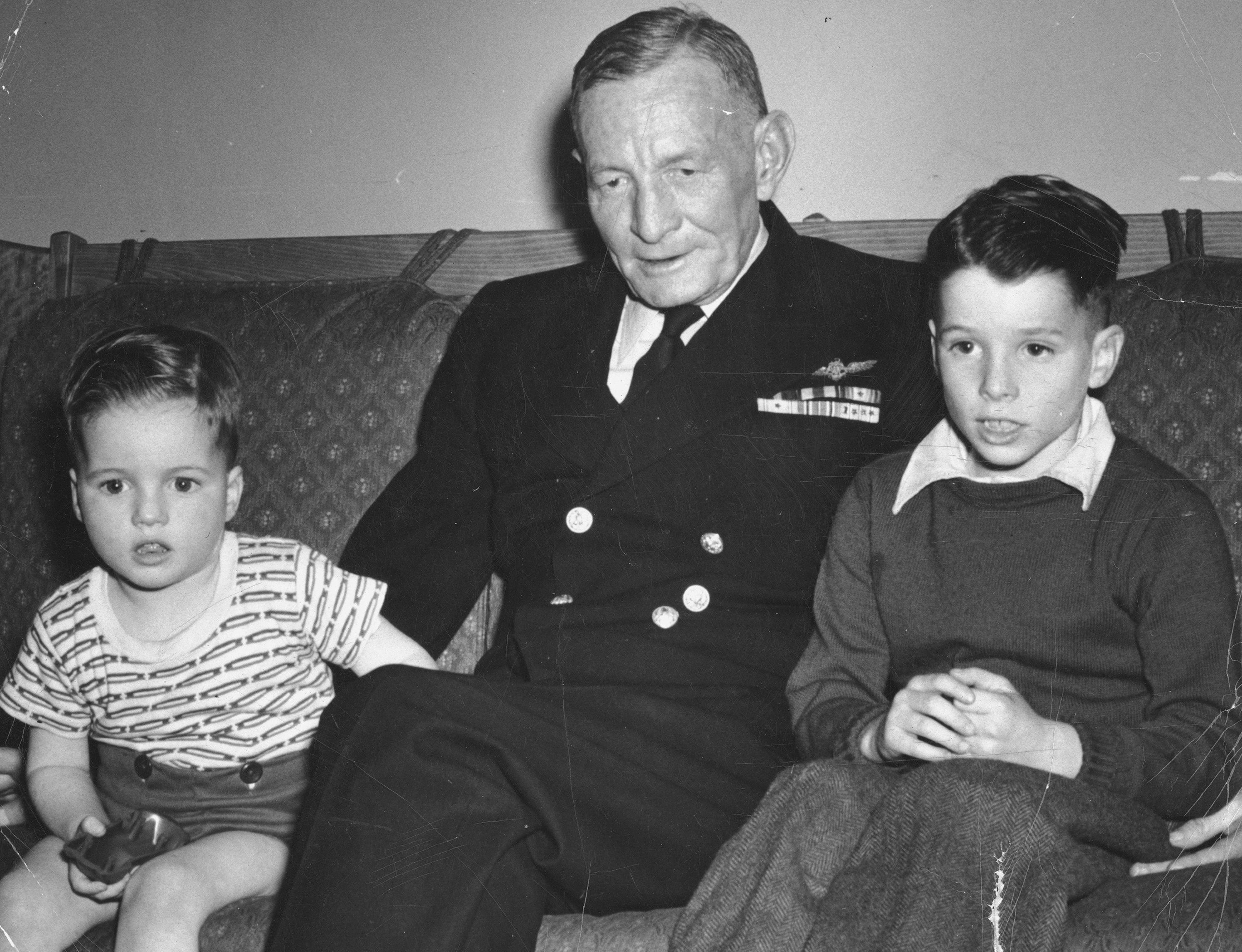 Джон Маккейн третий (справа) с дедом адмиралом Джоном Маккейном и младшим братом. Место съемки неизвестно.