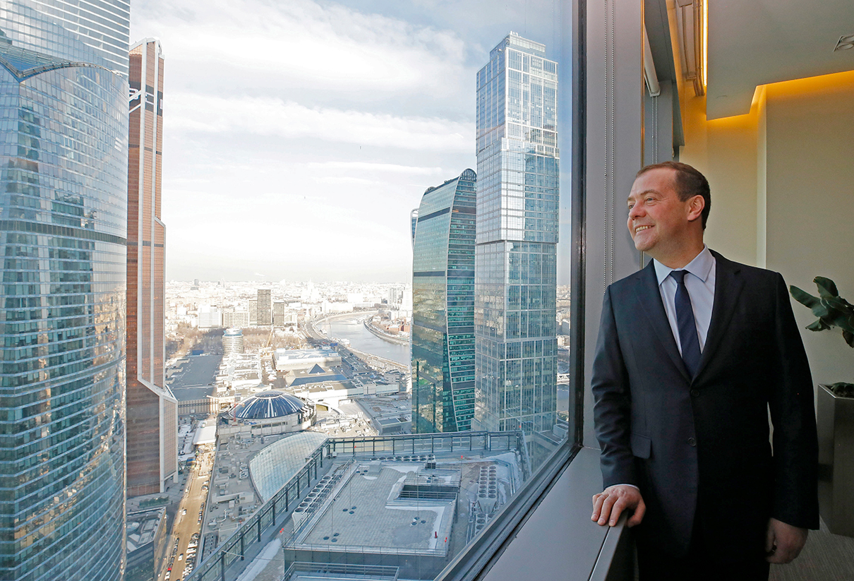 Премьер-министр России Дмитрий Медведев во время посещения здания правительственного комплекса на территории &laquo;Москва-Сити&raquo;