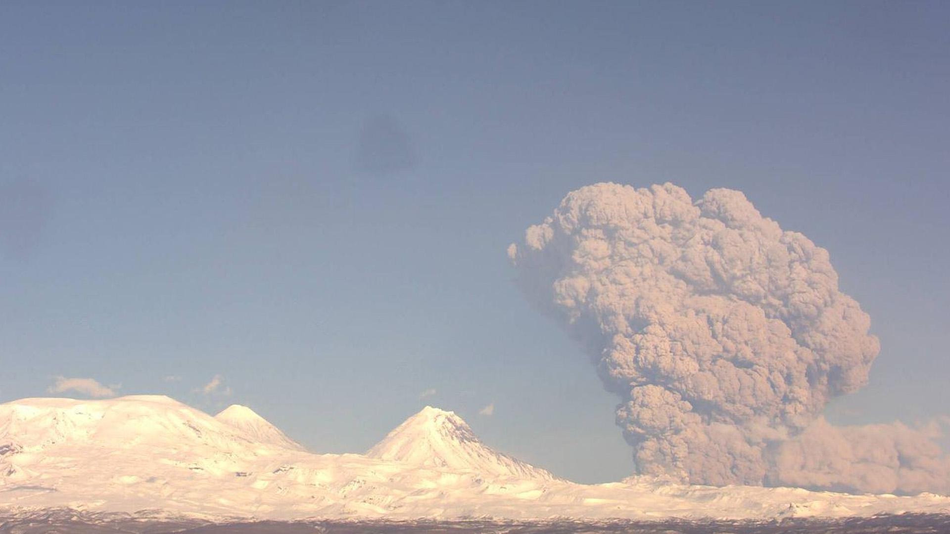 Вулкан на Камчатке выбросил 12-километровый столб пепла