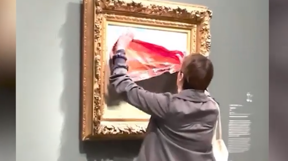 В парижском музее экоактивистка заклеила картину Клода Моне