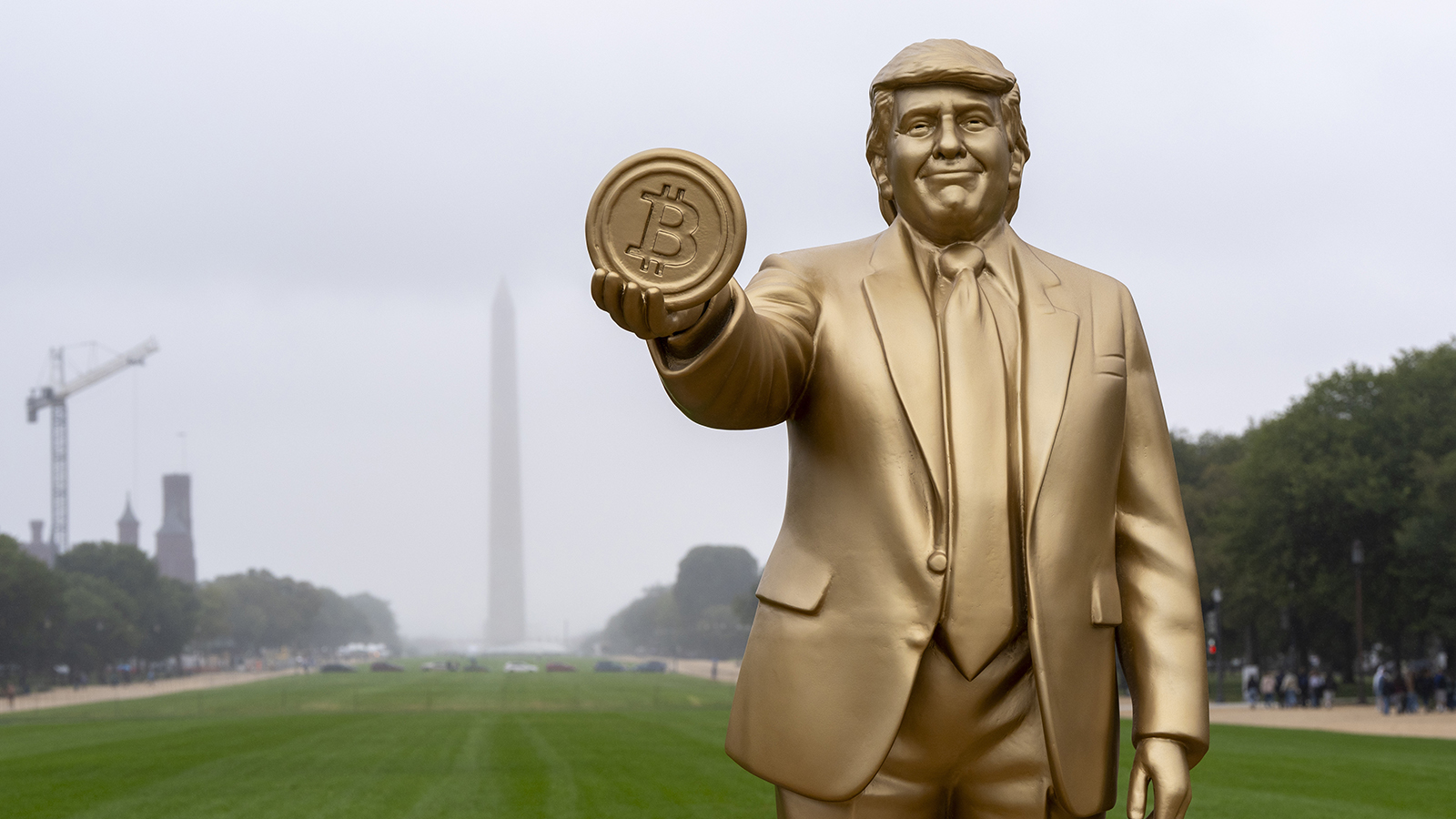 У Капитолия появилась золотая статуя Трампа. Вот как она выглядит