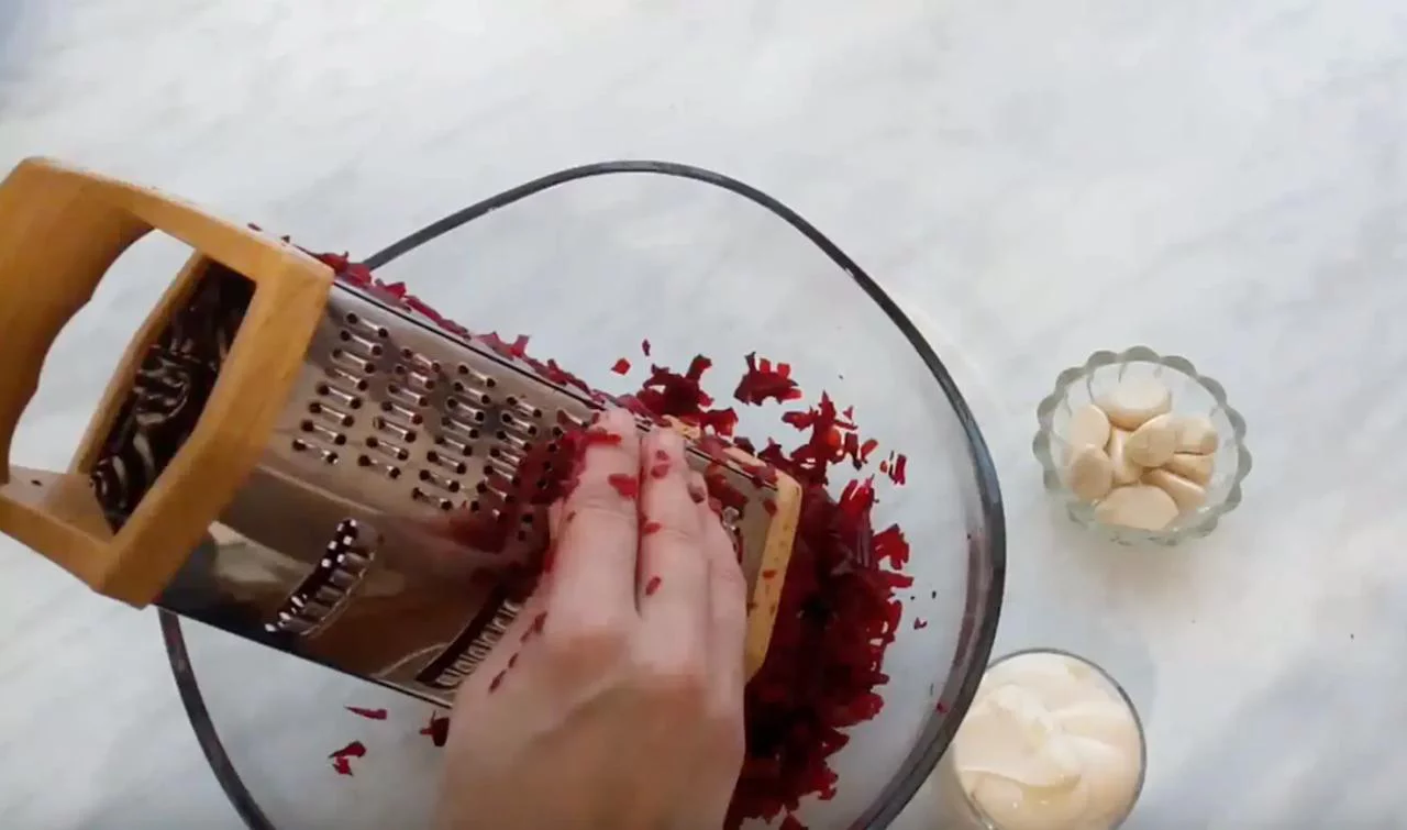 Натрите свеклу в миску