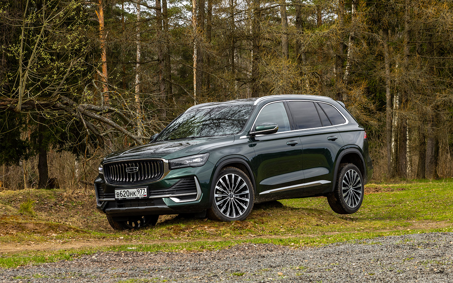 Неровности подобного калибра&nbsp;Geely Monjaro переезжает,&nbsp;не касаясь брюхом, &mdash;&nbsp;на штатных шинах и в любом из доступных режимов