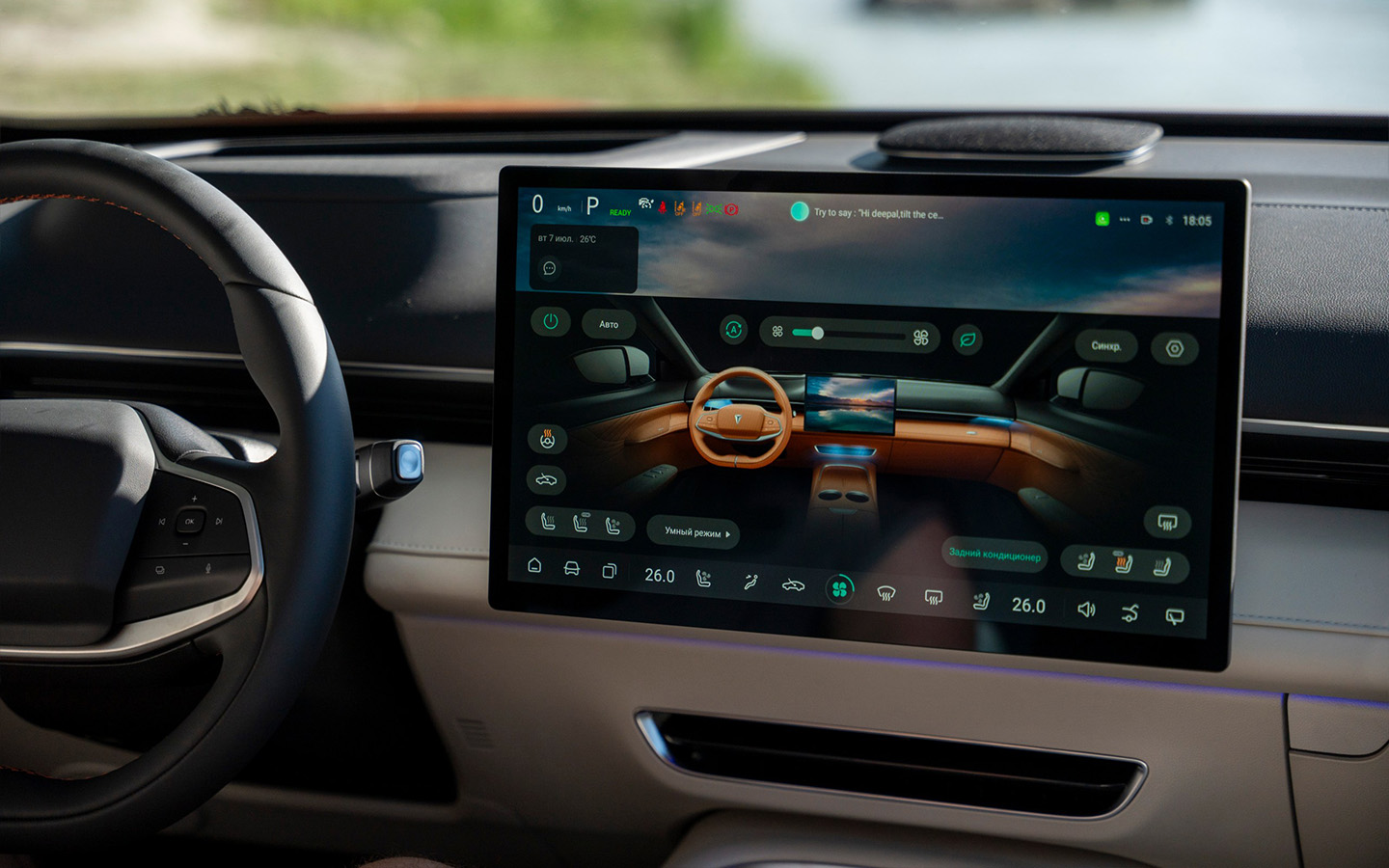 Мультимедийная система поддерживает беспроводные интерфейсы Apple CarPlay и Android Auto. Быстрый доступ к основным функциям обеспечивается за счет статичной строчки внизу экрана и двум контекстным меню, которые появляются, если &laquo;свайпнуть&raquo; экран сверху вниз или слева направо