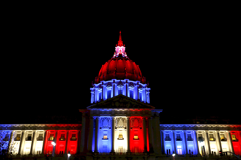 Здание мэрии в Сан-Франциско подсвечено цветами французского флага в знак памяти по жертвам теракта