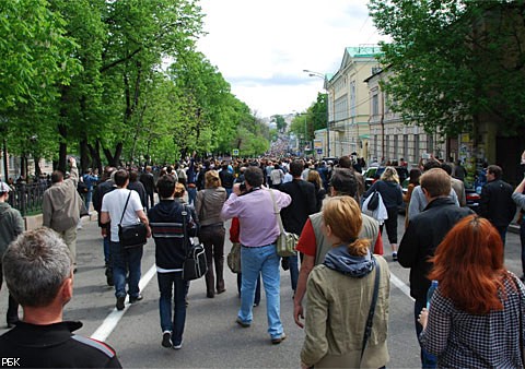 Многотысячная прогулка по московским бульварам 