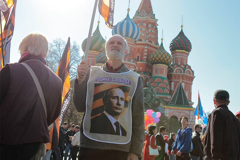 О Владимире Путине вспоминали в этот день не только политики и профбоссы, но и рядовые демонстранты. Сам президент и лидер единороссов Дмитрий Медведев в этом году участия в митингах не принимали.