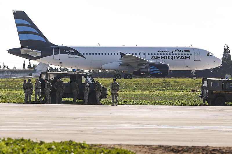 Захваченный пассажирский самолет A320 авиакомпании Afriqiyah Airways в аэропорту Мальты