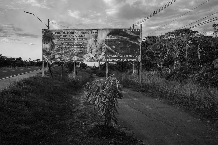 На фото:  билборд в поддержку президента Жаира Болсонару рядом с Трансамазонским шоссе в Альтамире, Бразилия, 20 июня 2020 года. Он был оплачен местными фермерами