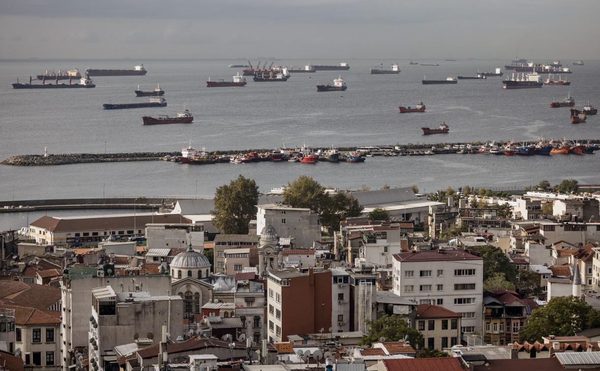 Грузовые суда с украинским зерном в очереди на инспекцию у побережья Стамбула в Мраморном море