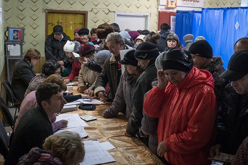 Луганская область, село Новосветловка. Жители на избирательном участке.