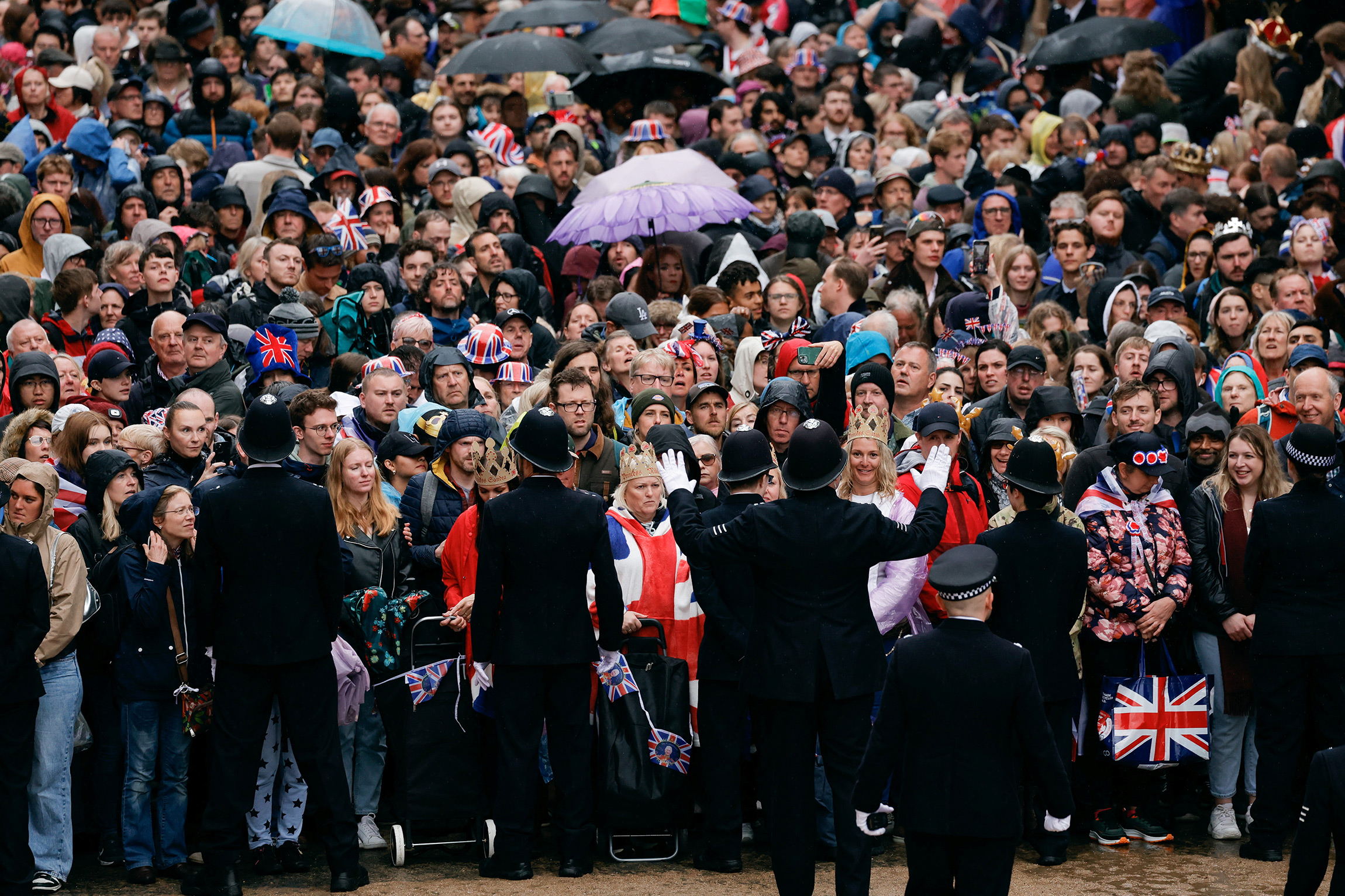 Люди в ожидании прохода на улицу Мэлл, ведущую к Букингемскому дворцу, после церемонии коронации