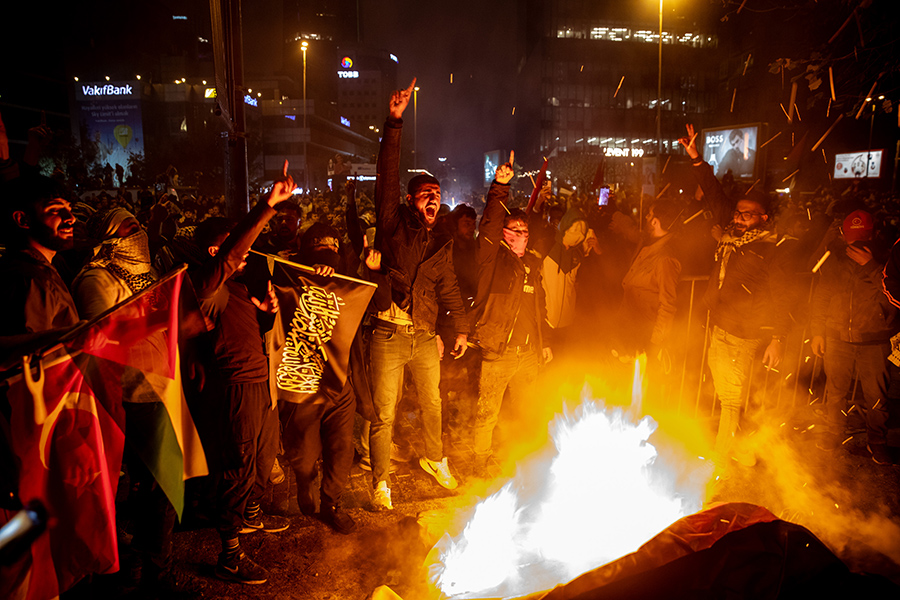 Демонстрации прошли и у консульства Израиля в Стамбуле.