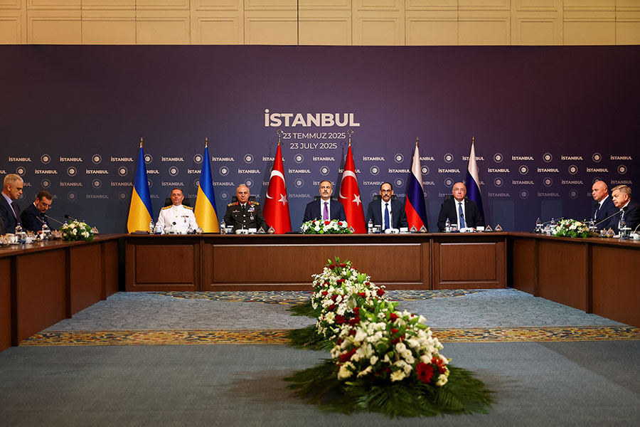 Метин Гурак, Хакан Фидан и Ибрагим Калин принимают участие во встрече во дворце Чираган в день&nbsp;мирных переговоров между Россией и Украиной в Стамбуле, Турция, 23 июля 2025 года