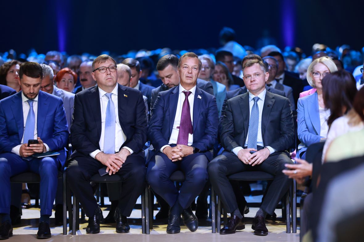 По центру слева на право:&nbsp;председатель законодательного собрания Ростовской области Александр Ищенко, первый заместитель председателя Совета Федерации Андрей Яцкин, врио главы Ростовской области Юрий Слюсарь.