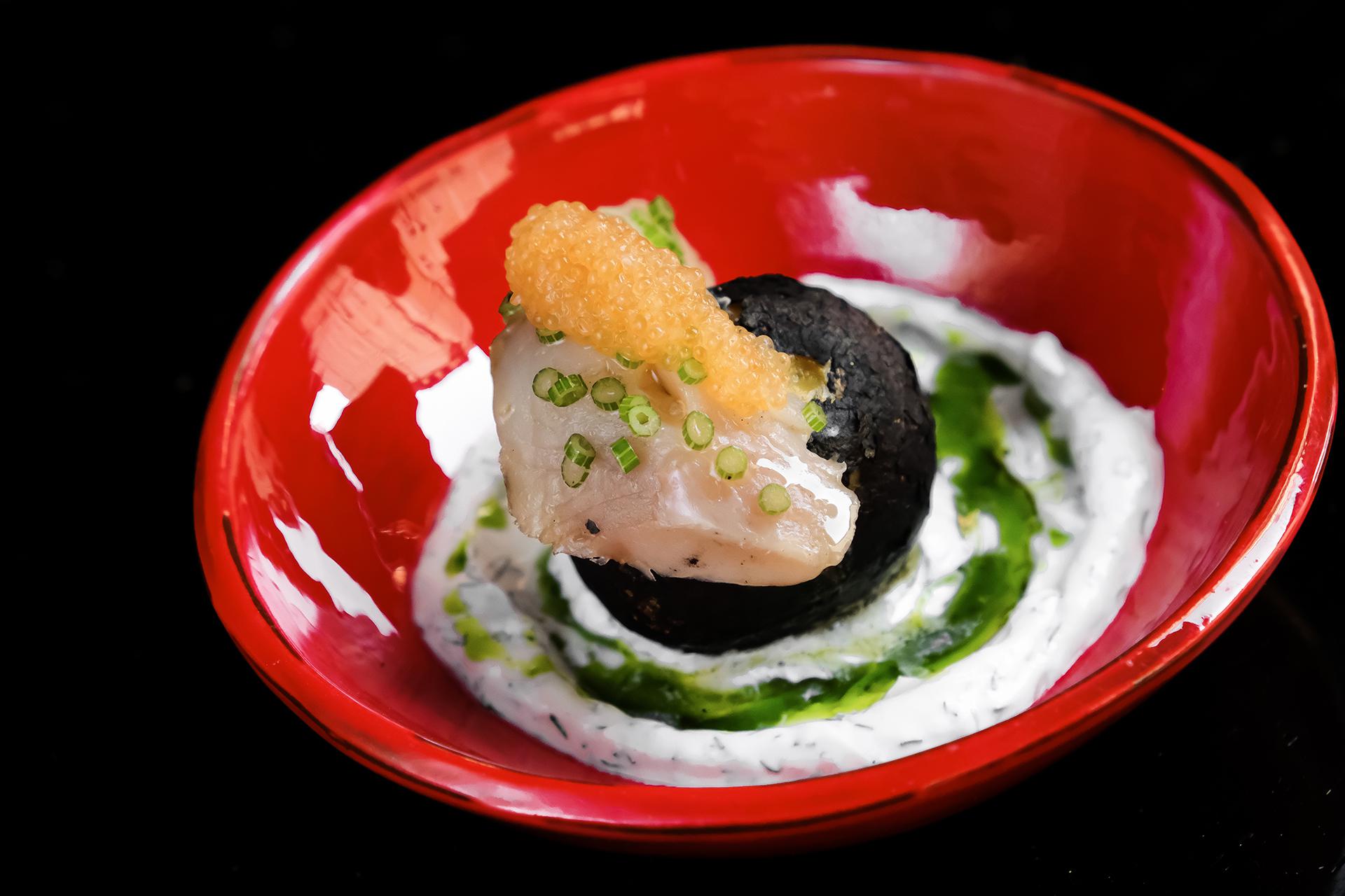 Запеченный в печи картофель со слабосоленым омулем и копченой сметаной в ресторане &laquo;Северяне&raquo;