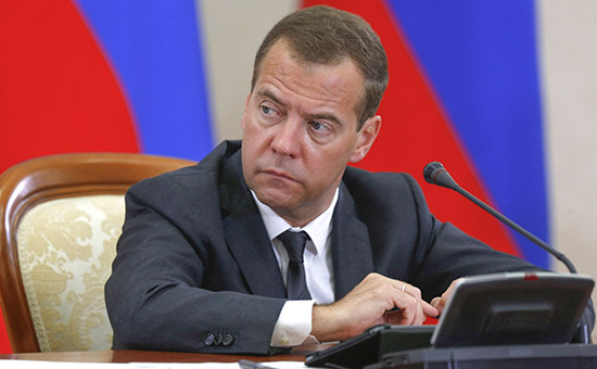Премьер-министр РФ Дмитрий Медведев во время совещания по вопросу &laquo;О ходе проведения в 2015 году сельскохозяйственных уборочных работ&raquo;